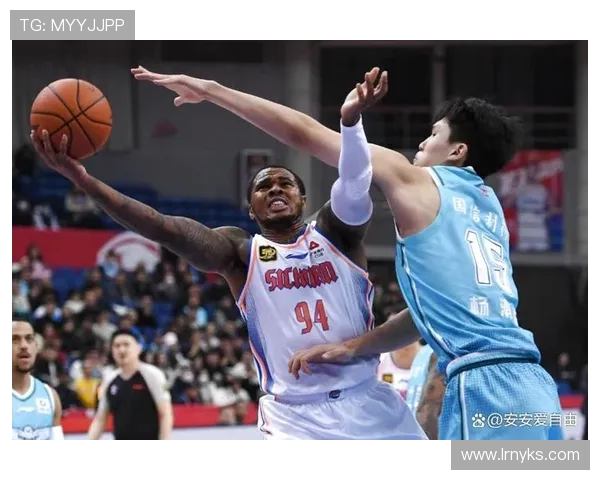 杨瀚森签名鞋赠小球迷:这双鞋藏着追梦密码 杨瀚森签名鞋赠小球迷:这双鞋藏着追梦密码